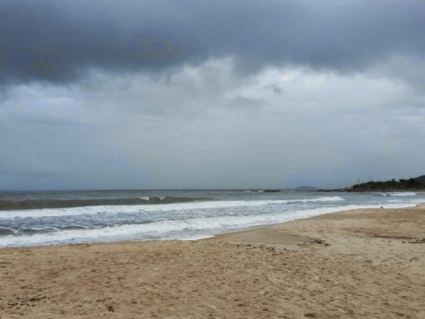 Praia em tempo chuvoso (Foto: Reprodução)