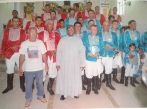 Integrantes da cavalhada com o padre de Santo Amaro (Foto: arquivo pessoal)