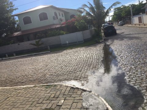 Foto de moradora mostra água empossada na esquina das ruas Humberlina Manhães Siqueira e Valentim Peres e Peres. (Foto: Divulgação)