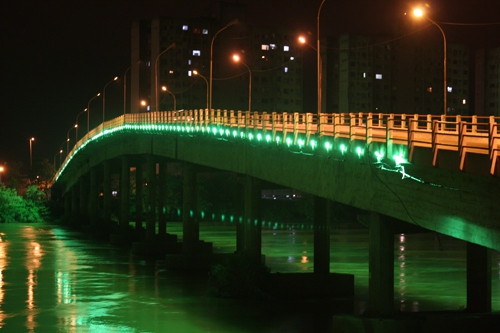 Ponte da Lapa também estava iluminada (Foto: Prefeitura de Campos)