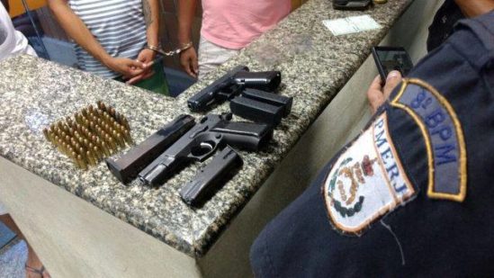 Armas apreendidas pela Polícia Militar (Foto: Divulgação/PM)