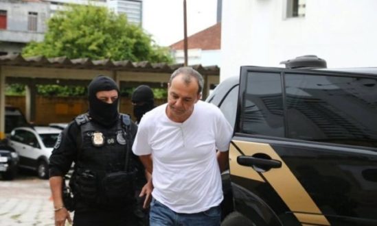 Sérgio Cabral, ao ser preso (Foto: Geraldo Bubniak/Agência O Globo)
