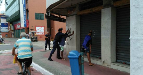 Guarda Municipal aborda suspeitos após arrombamento de loja. (Foto: Diony Silva-CBN Vitória)