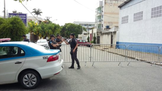 PM bloqueia acesso de manifestantes à rua Dr. Oliveira Botelho, por onde as viaturas estão saindo para patrulhamento. (Foto: Patrícia Barreto)