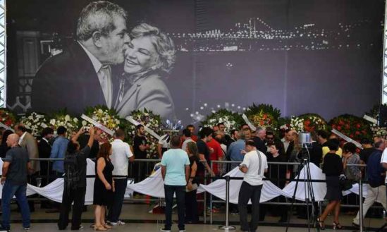 Vista do caixão da ex-primeira-dama Marisa Leticia durante seu funeral, aberto ao público, em São Bernardo do Campo (Foto: AFP / NELSON ALMEIDA )