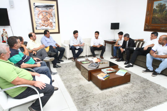 Reunião entre o prefeito e os dirigentes dos clubes (Foto: Rafael Peixoto/Secom)