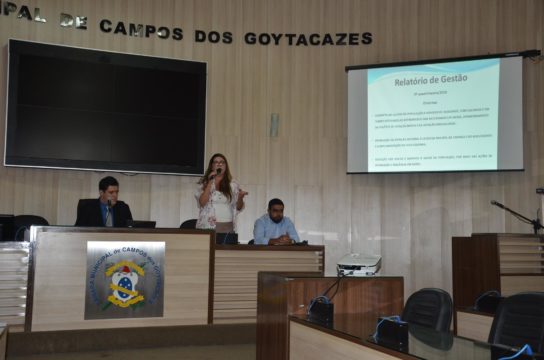 A secretária de Saúde, Fabiana Catalani, durante a audiência na Câmara (foto: divulgação Câmara Campos)