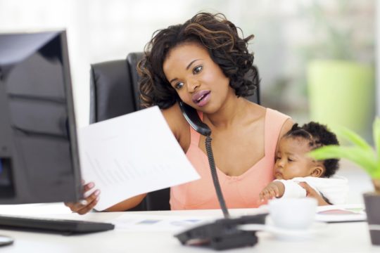 Mulheres trabalham mais que os homens, considerando a jornada doméstica