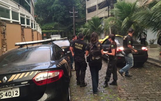 Agentes da Polícia Federal em frente ao prédio onde reside Heitor Lopes de Sousa Junior (Foto: Cristina Boeckel/G1)