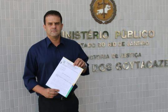 Vereador Cláudio Andrade protocola no MP pedido de providência contra transferência de PMs. (Foto: Carlos Grevi)