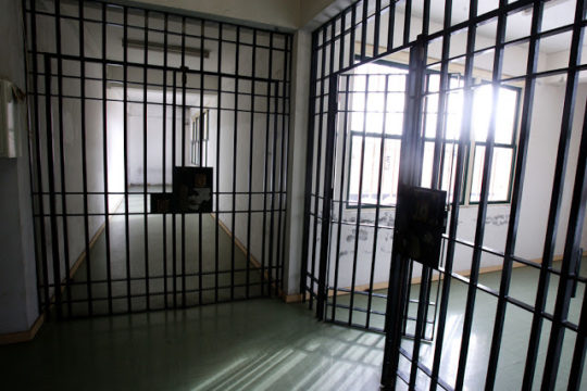 Cada cela pode abrigar até seis presos, em três beliches