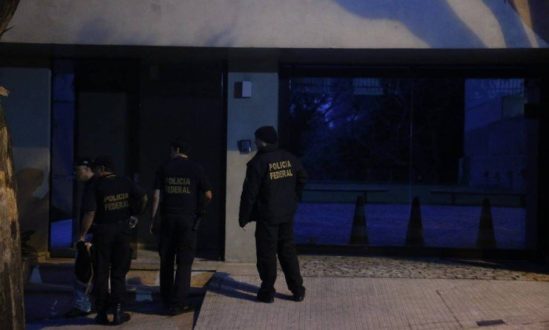 Polícia Federal chega ao apartamento do senador Aécio Neves em Belo Horizonte. (Foto: Marcos Alves / O Globo)