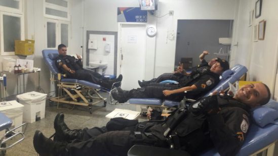 Policiais do 8º BPm doam sangue (Foto: divulgação Polícia Militar)