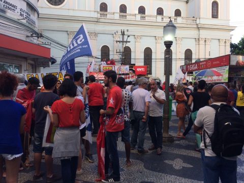 Movimento está concentrado na Praça São Salvador (Foto: JTV)