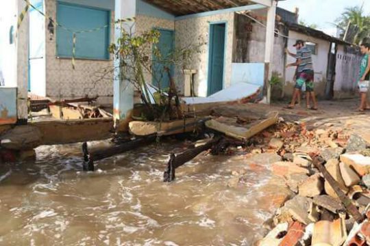 Mar destruiu parte de um bar no Pontal de Atafona (Foto: reprodução redes sociais)