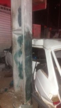 Veículo atingiu um poste e colidiu contra a porta de um comércio. (Foto: Divulgação/De Olho na Notícia)