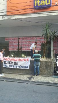 Bancários colocam faixas em bancos do Centro. (Foto: Liberato Verdille)