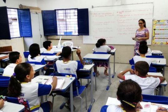 Alunos da Escola Municipal Abílio Gomes, no Recife (Foto: Sumaia Villela / Agência Brasil)