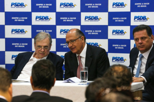 Tasso Jereissati comanda a reunião da Executiva Nacional do PSDB que avalia o atual momento político e a permanência ou não na base aliada do governo. (Foto: Fabio Rodrigues Pozzebom/Agência Brasil)