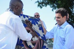 O Prefeito Rafael Diniz recebendo do vice-cônsul de Angola, Garcia Bessa uma lembrança do povo angolano que tanto contribuiu na construção do Brasil