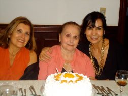 Lindas e queridas: A aniversariante Vanda Sampaio Peres com as filhas Mirza Kury e Valéria Fagundes
