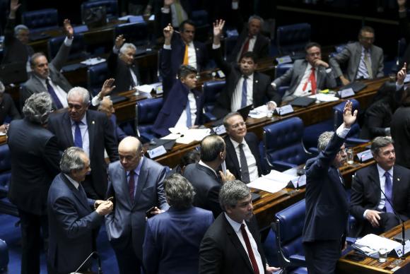 Após muito debate e confusão, senadores governistas conseguiram a aprovação da reforma trabalhista. (Foto: Marcelo Camargo/Agência Brasil)