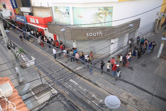 Às 9h, a fila dobrava a esquina e se estendia pela travessa Carlos Gomes. (Foto: Silvana Rust)