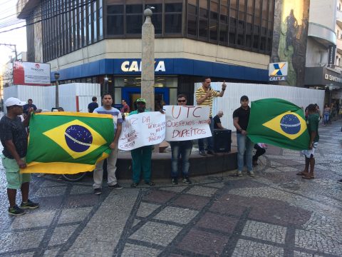 Trabalhadores demitidos protestaram no contro de Campos (Foto: JTV)
