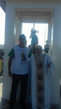 Josiel e o padre Jorge da igreja católica do Imperial, que participou da inauguração da capela (Foto: Reprodução Facebook)