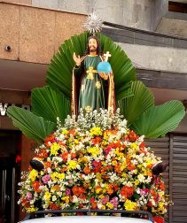 O lindo andor do Santíssimo Salvador ornamentado pela família de Salvador Marques há 98 anos.