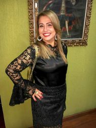 Ana Helena Patrão Boeschenstein partiu linda assim para o restaurante com a família. Comemoração em dose dupla: Dia do advogado e seu Aniversário.