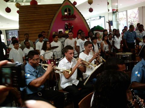 Na foto, o estudante aparece praticando o instrumento de trompete (Foto: Divulgação) 