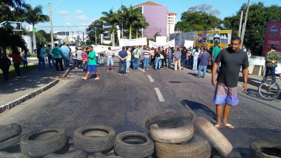 manifestação fechou a ponte por cerca de uma hora (Foto: Facebook/Siprosep) 