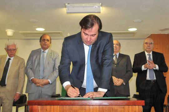 Rodrigo Maia, presidente da república em exercício, assinou o acordo (Foto: Agência Brasil)