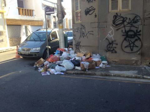 Lixo na rua Carlos de Lacerda (Foto: Jornal Terceira Via) 
