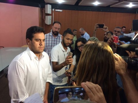 Prefeito Rafael Diniz falou à Imprensa nesta segunda (Foto: JTV)
