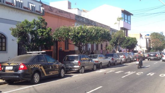 Polícia Federal na frente da casa de Garotinho (Foto: JTV)