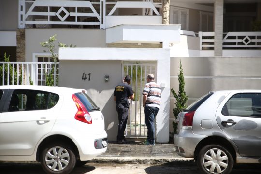 Agentes da PF na frente da casa do ex-procurador da Câmara, Luís Felipe Klem (Foto: Silvana Rust)