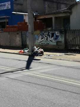 Lixo no Jardim Carioca às 10h30 desta terça-feira (Foto: JTV)