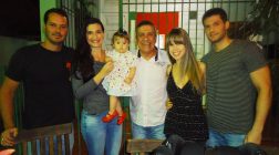 O aniversariante João José Carneiro com Marquinho Veloso e Sasha Alves e também Patrick Carneiro e Francine Sepúlveda com a filha Luiza
