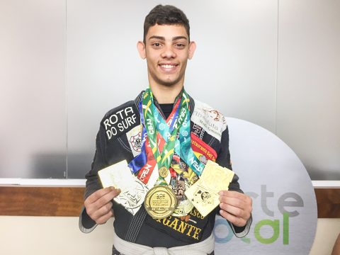 Tiago Fonseca exibe suas medalhas (Foto: Silvana Rust)