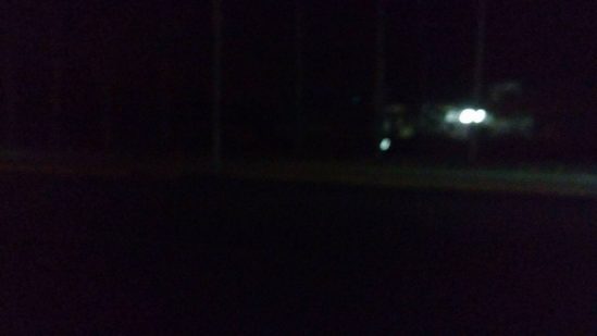 Mesmo trecho da avenida, completamente escuro quando o comércio fecha (Foto: reprodução)