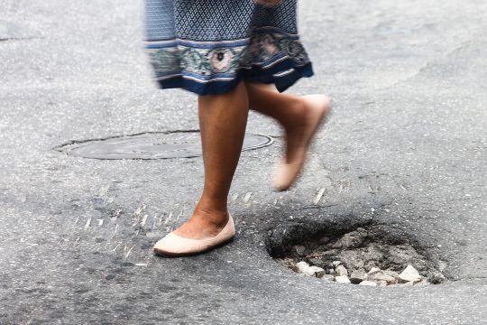 Pedestres também se arriscam com os buracos (Foto: Carlos Grevi)