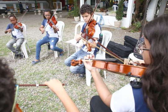 empresarios-visitam-e-doam-dinheiro-para-projeto-orquestrando-a-vida-carlos-grevi-344