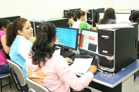 Estudantes participam de cursos gratuitos de informática em duas modalidades (Foto: IFF)