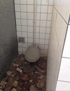 Banheiro abandonado (Foto: leitor Terceira Via)