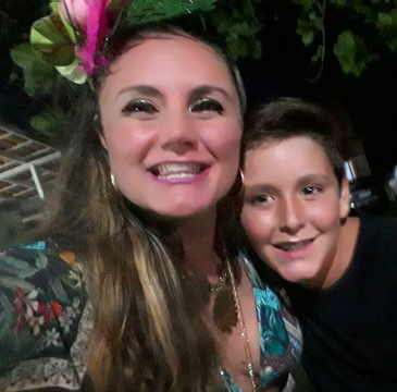 Laura Ferreira Paes de Faria e seu filho Rafael, quando recebeu amigos no Carnaval em sua casa de Manguinhos