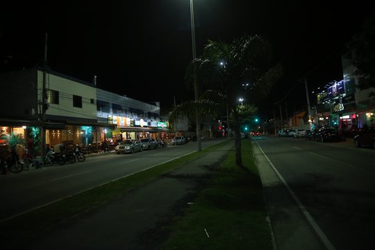 Na altura do Polo Gastronômico, a avenida conta com iluminação (Fotos: Silvana Rust)