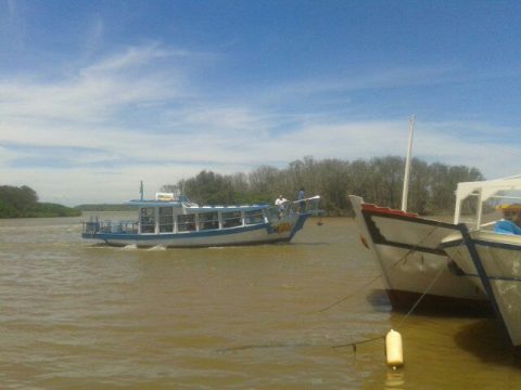 Barcos de passeio e de passageiros navegam no Rio Paraíba entre Gargaú e SJB (Foto: JTV)
