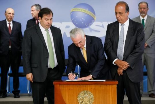 Presidente Temer assina o decreto (Foto: Beto Barata/Presidência da República)